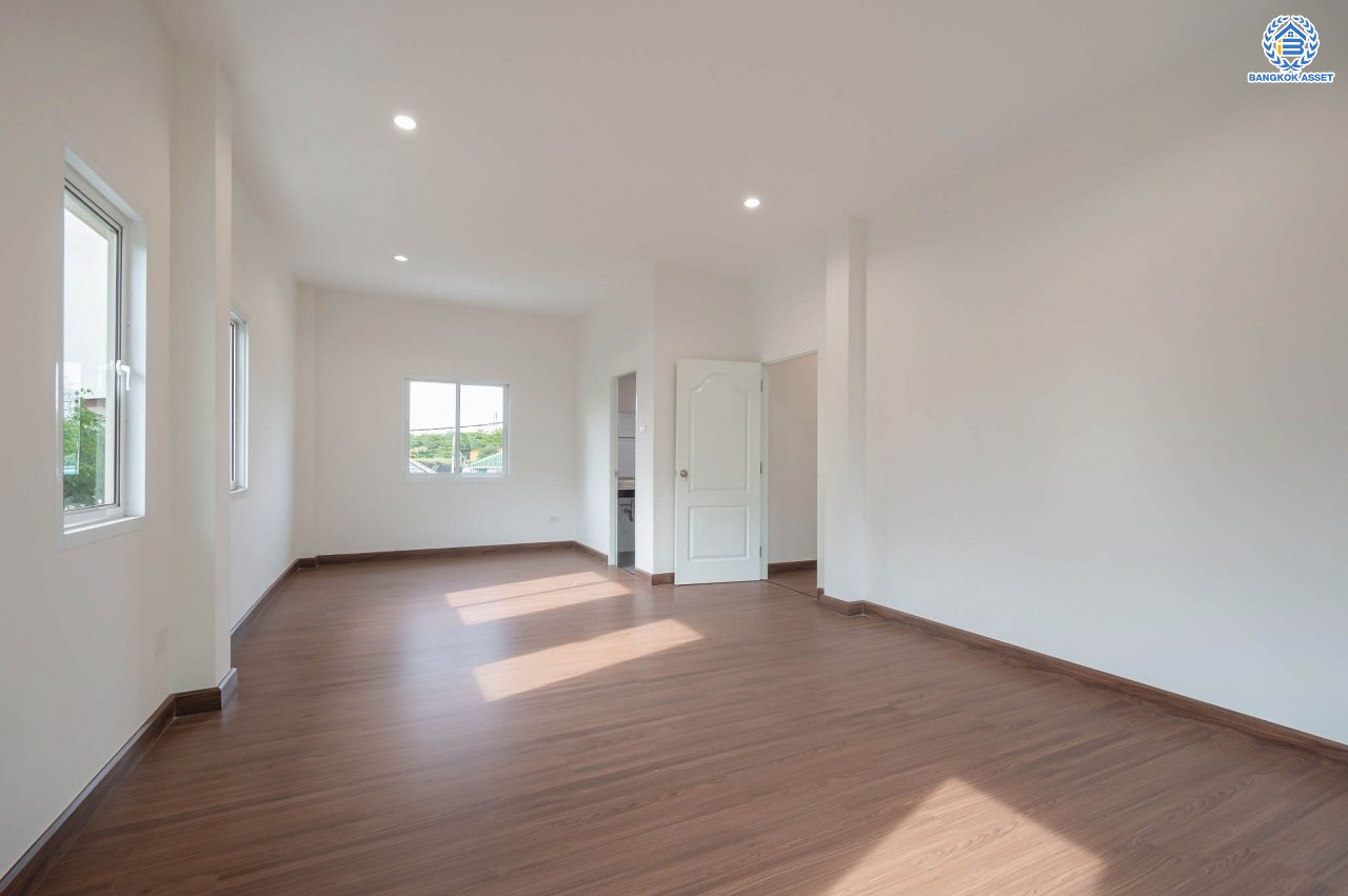 บ้านมือสองตกแต่งใหม่ โครงการ บ้านอาภา2 ปิ่นเกล้า-สวนผัก เนื้อที่ 61 ตร.ว. ฟังก์ชัน 3 ห้องนอน 3 ห้องน้ำ จอดรถได้ 2 คัน บนทำเลเดินทางสะดวก เชื่อมต่อหลายเส้นทาง ใกล้รถไฟฟ้าสายสีแดง "สถานีบางบำหรุ"